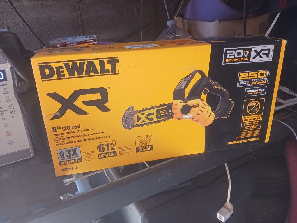 DeWalt Xr8-in Pruning Chainsaw