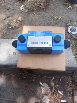 DG4S4-012C-B-60 Hydraulic Directional Control Valve NEW
