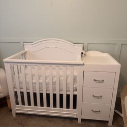 Mini crib with drawers - Never used 