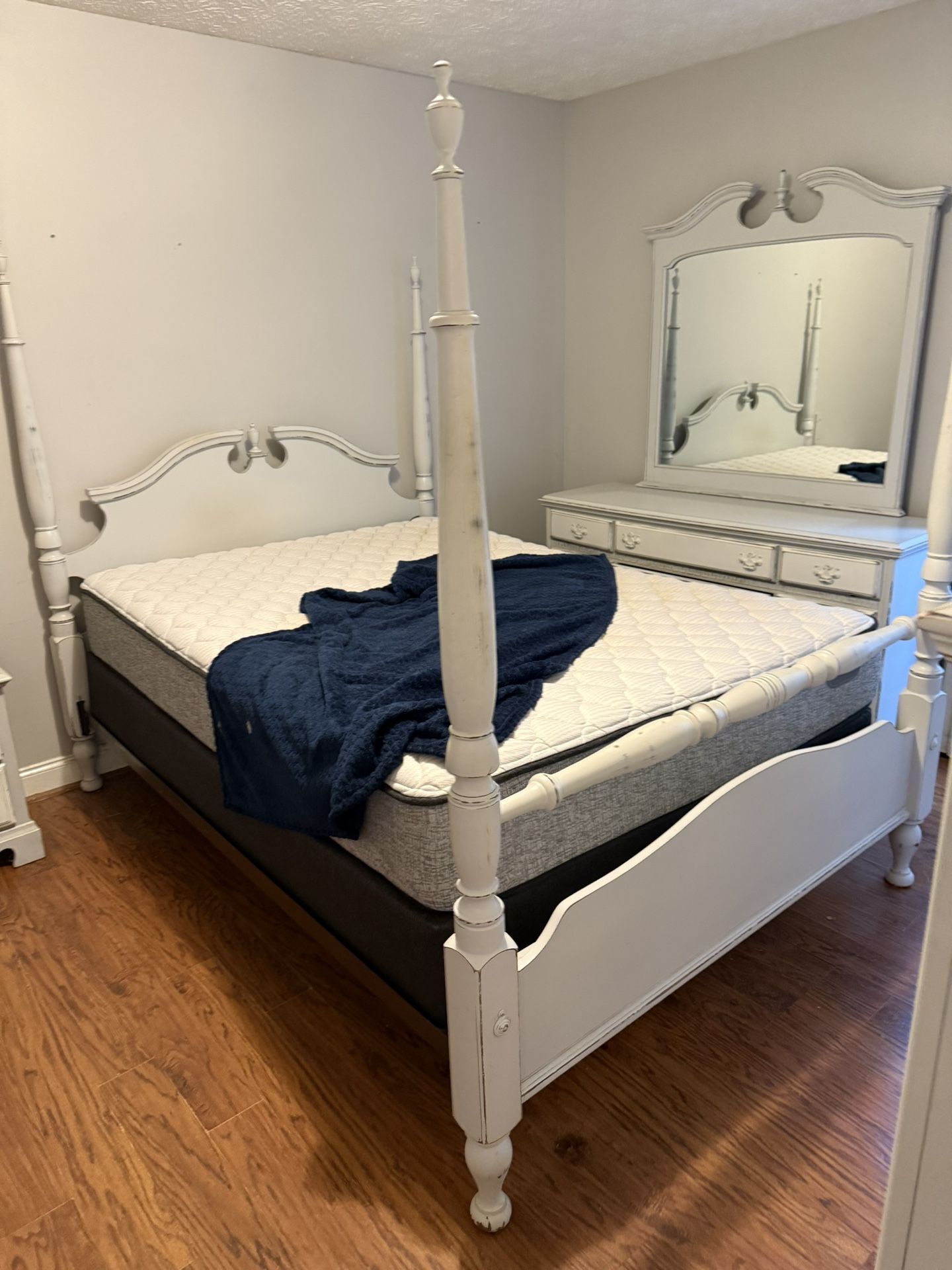Four Poster Queen Bedroom Set