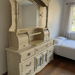 Dresser With Hutch 