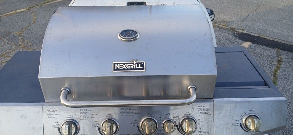 NexGrill 5 Burner Propane Gas Grill with Rotisserie Burner