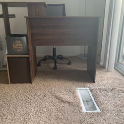 Computer Desk With Rolling Chair 