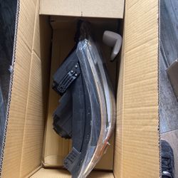 2015 Kia Sorento  Passenger side headlight. 