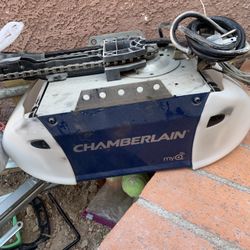 Chamberlain MyQ Garage Door Opener + 2 Remotes + Keypad