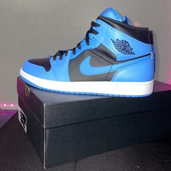 Jordan 1 University black and blues