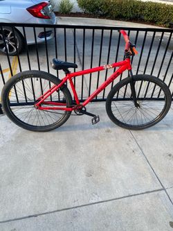 Throne og red goon