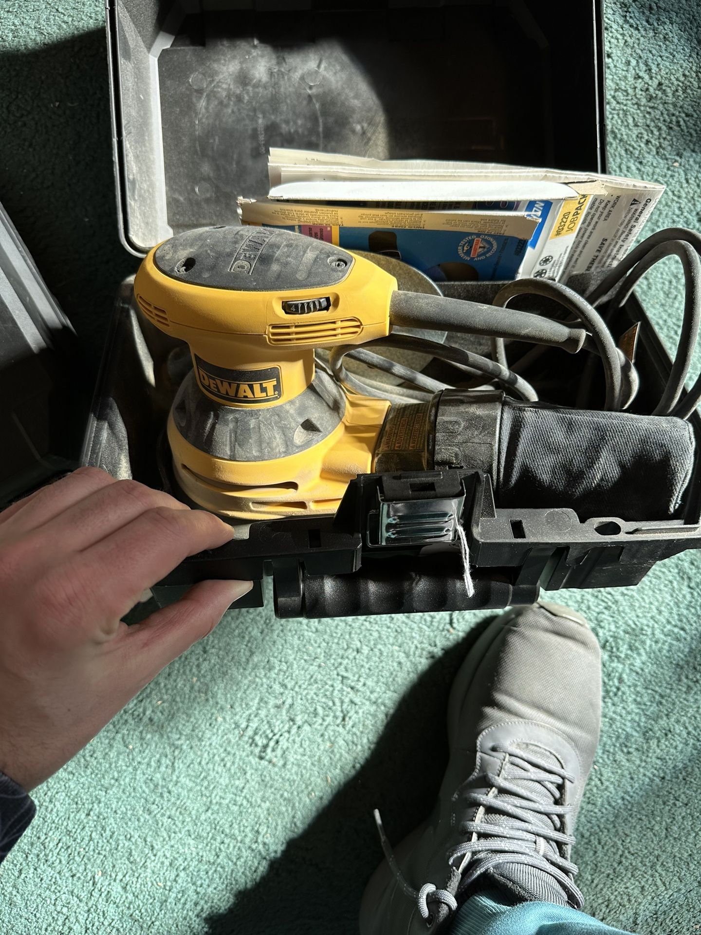 Dewalt D26453K 3 Amp 5-inch Variable Speed Random Orbit Sander Kit