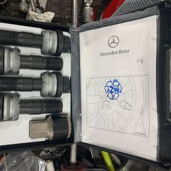 Use Mercedes-Benz wheel locks