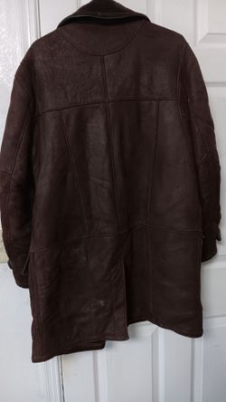Nice Men's suede coat has a very small spot but in nice condition..size M