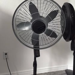 Lasko Fan Like New With remote 