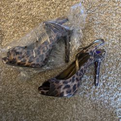 Brand new Leopard print Worthington pumps 5 inch heels 