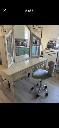 Super nice large vanity for sale