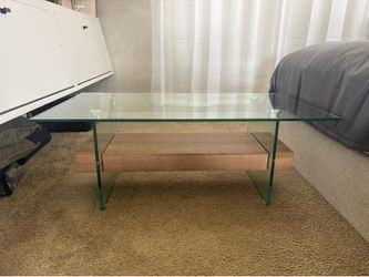 Modern Glass Coffee Table – Excellent Condition