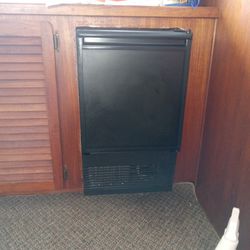 BOAT or PATIO  ICE  MAKER 