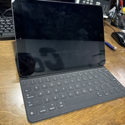 iPad 7th Generation 32gb with keyboard 