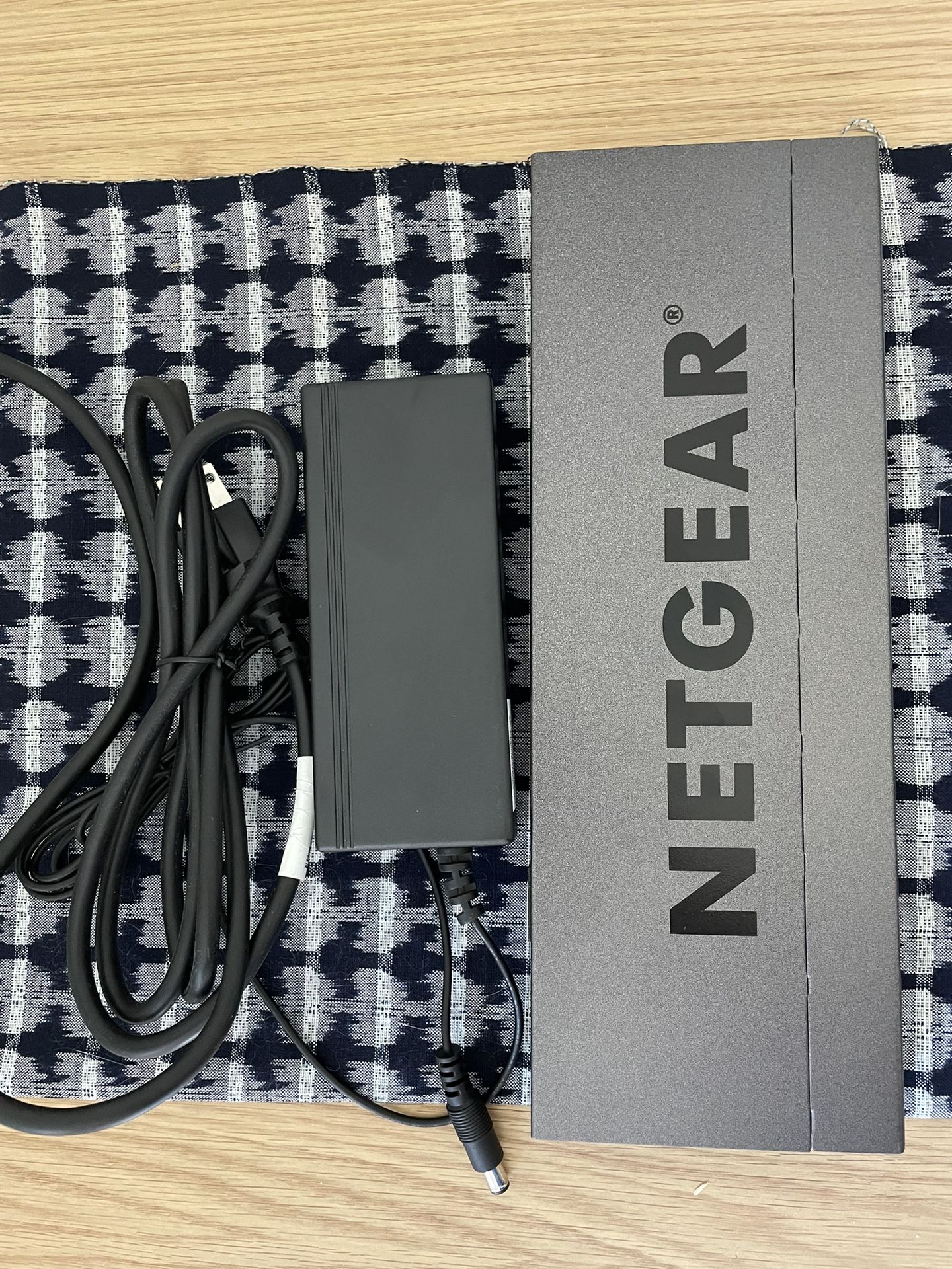 Used NETGEAR 16-Port Gigabit Ethernet Unmanaged PoE Switch (GS116LP) - with 16 x PoE+ @ 76W Upgradeable, Desktop, Wall Mount or Rackmount