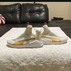 Like new unisex, puma, tennis shoes