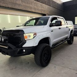 2016 Toyota Tundra CrewMax SR5 – Lifted