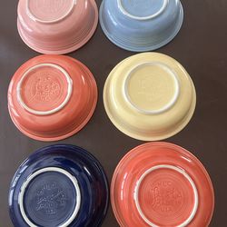 20 piece vintage fiestawear 6 bowls, 8 salad plates 6 dinner plates . A chip on the bottom of one Sally plate.