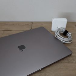 MacBook Pro (2019) - i9 8-Core 16GB RAM 1000GB (Perfect Condition)