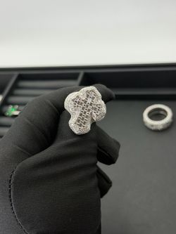 Custom moissanite rings