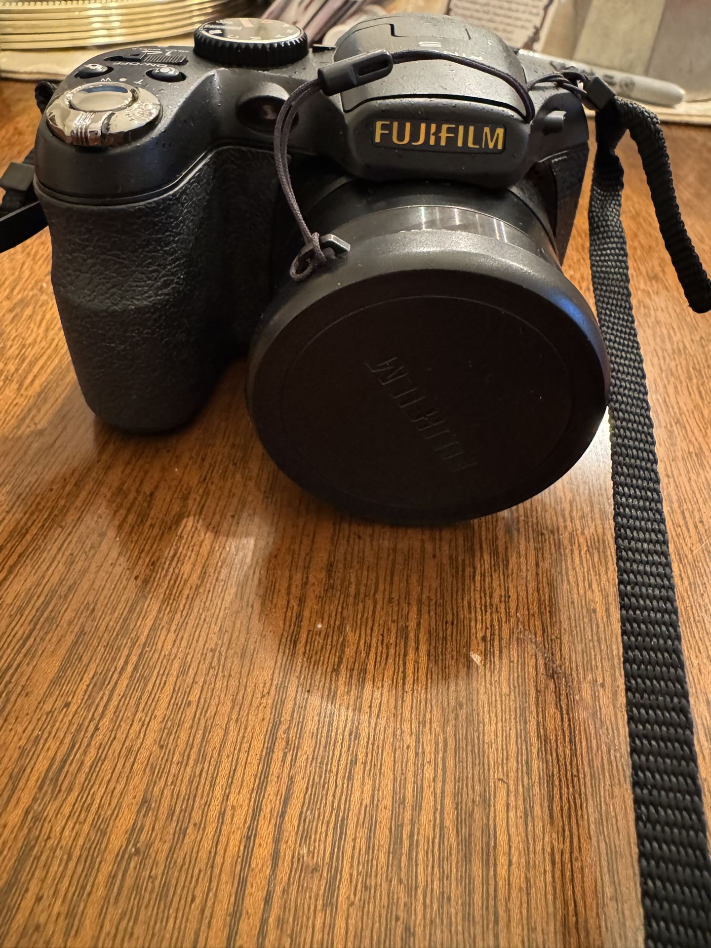 Fujifilm FinePix S2850  14MP with 18x Optical Wide 28mm Lens, SD With camera Bag