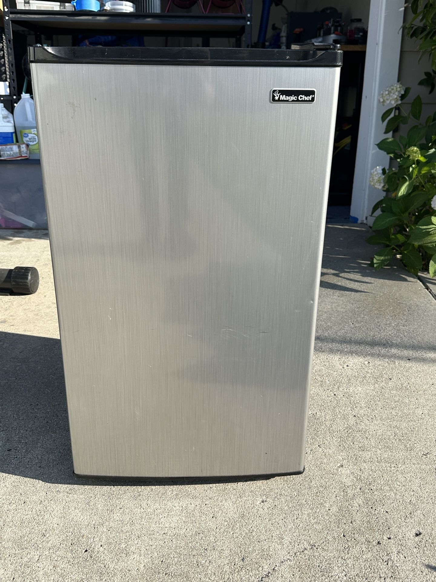 π₯ Mini Fridge - Magic Chef 3.5 cu ft (Model HMBR350SE1) β Great Condition! π₯