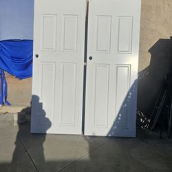 2 Entry doors 🚪