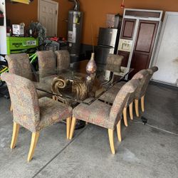 BEAUTIFUL GLASS DINING ROOM TABLE WITH 8 CHAIRS..