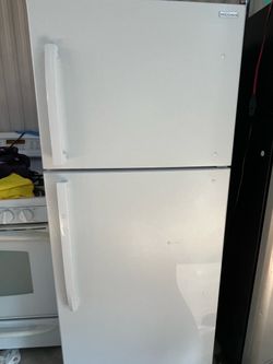 Insignia Top-Freezer Refrigerator White