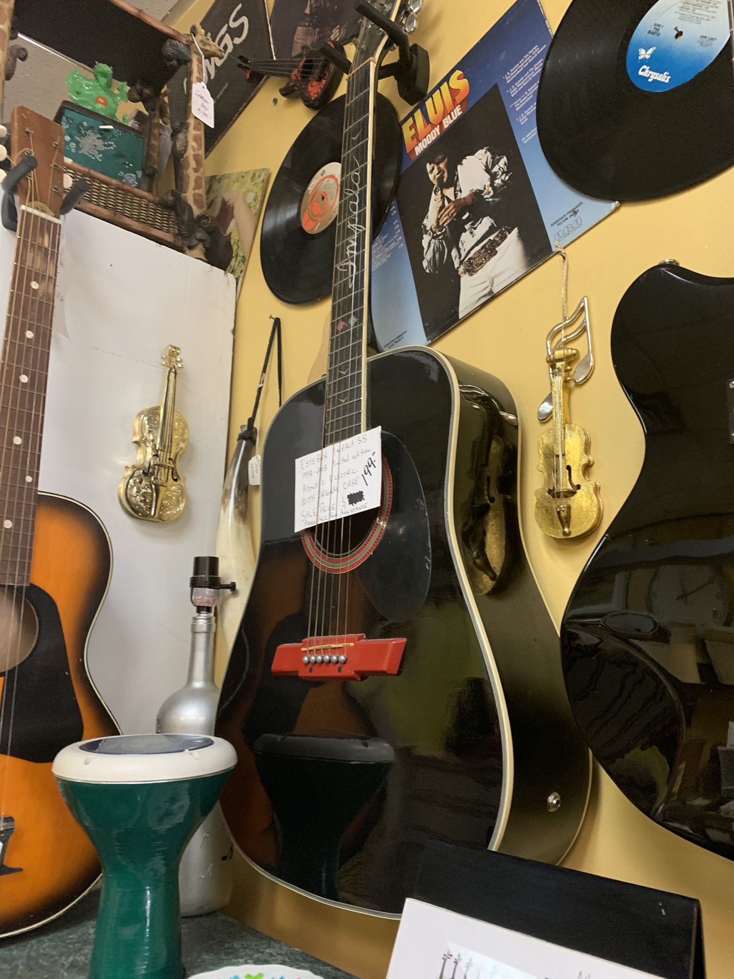 Acoustic // electric Guitar