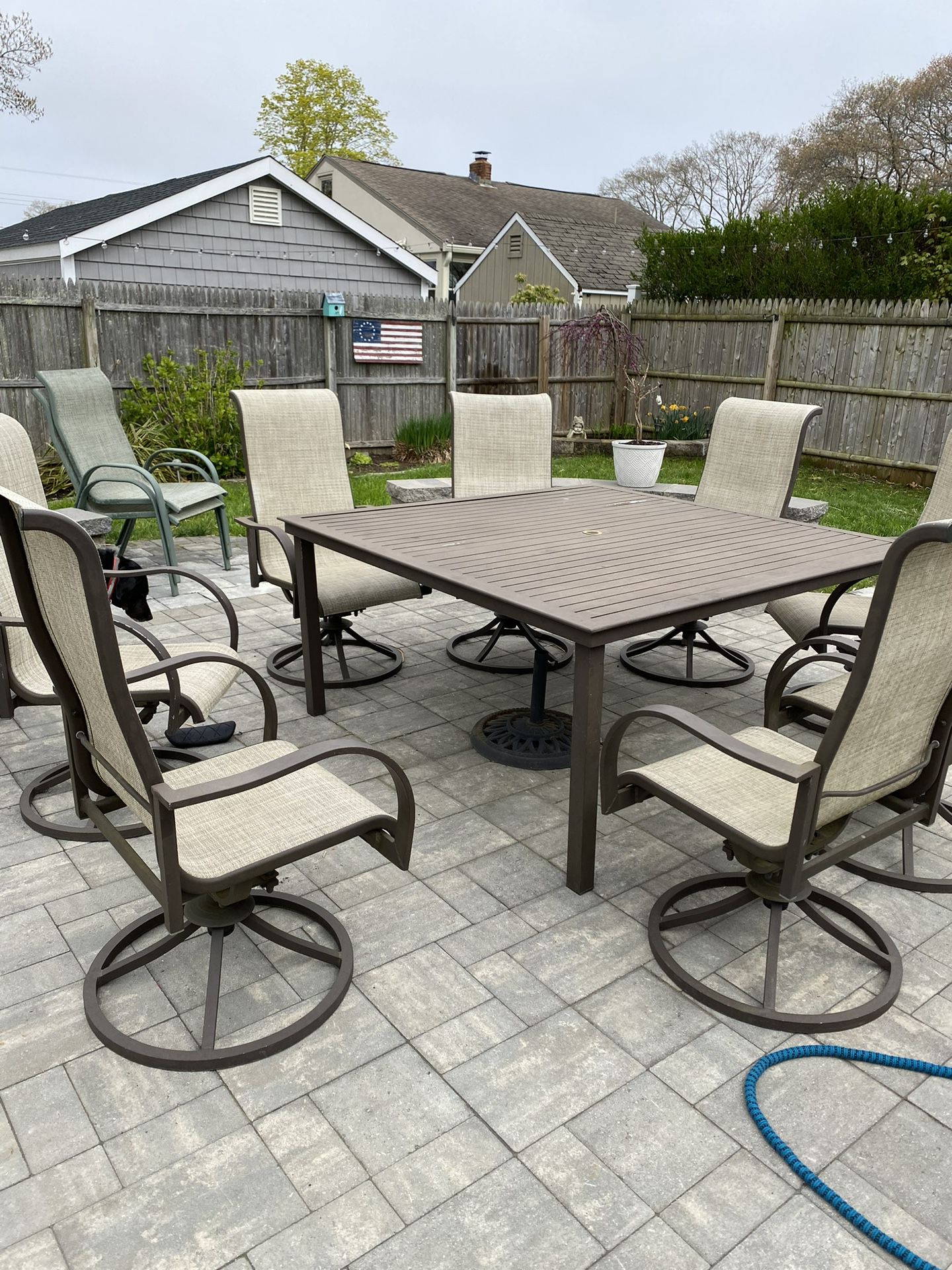 8 Seater Patio Table With 8 Swivel Rocking Chairs 