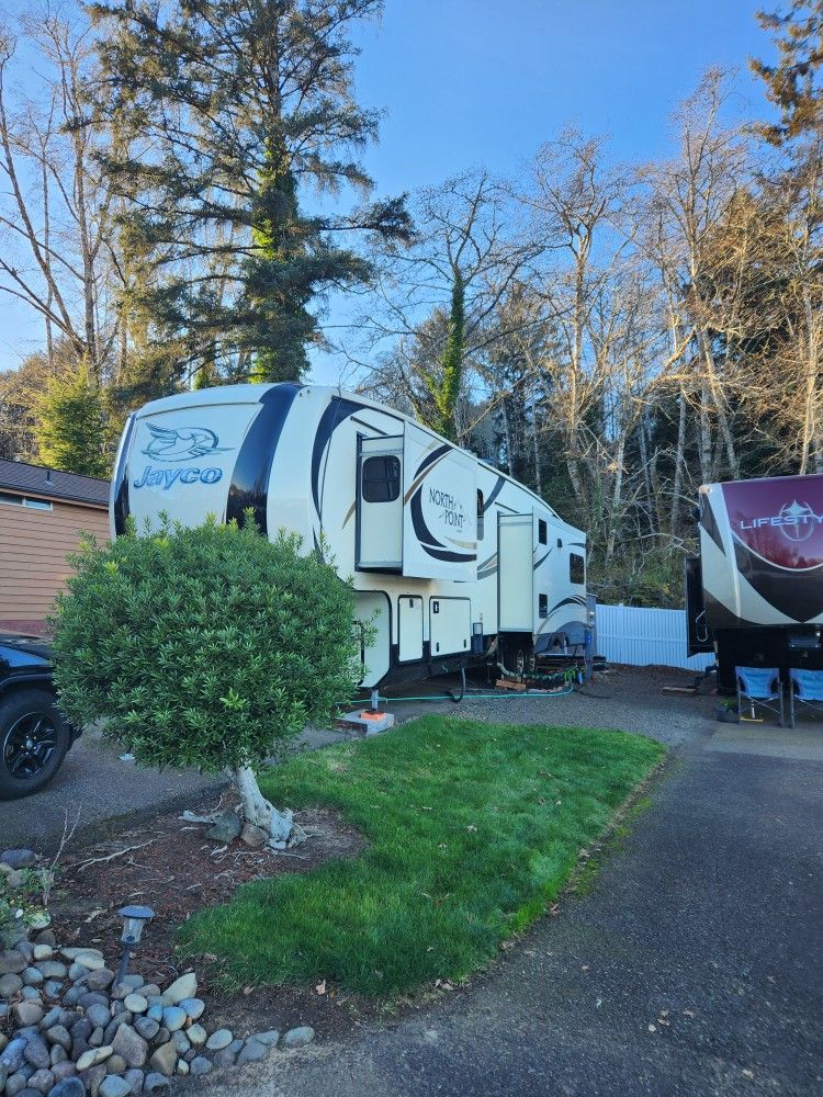 RV 2016 40+' Jayco North Point Fifth Wheel. Price Dropped