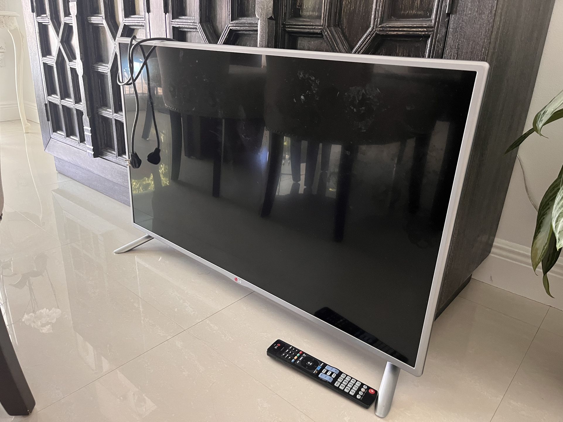 LG 38 inch Smart TV - for Sale in Miami, FL - OfferUp