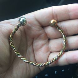 Unisex Copper Bracelet Helps Relieve Muscle Pain in your l Body