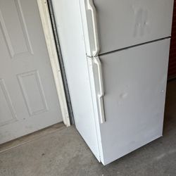 Clean Refrigerator W/ Icemaker