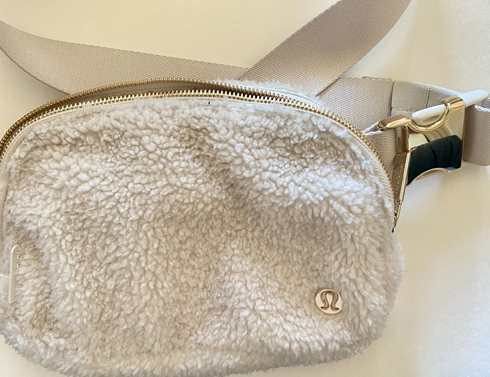 Lululemon Everywhere Fleece 1L Belt Bag Ivory