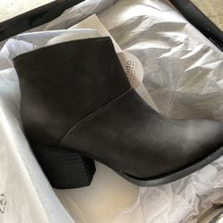 Brand New Blonde Bootie/Boots - Size 6