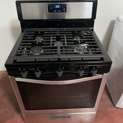 whirlpool gas stove 5 burners in perfect condition working at 💯 delivered to your home and installed with a 3 month warranty