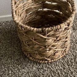 Woven decorative basket