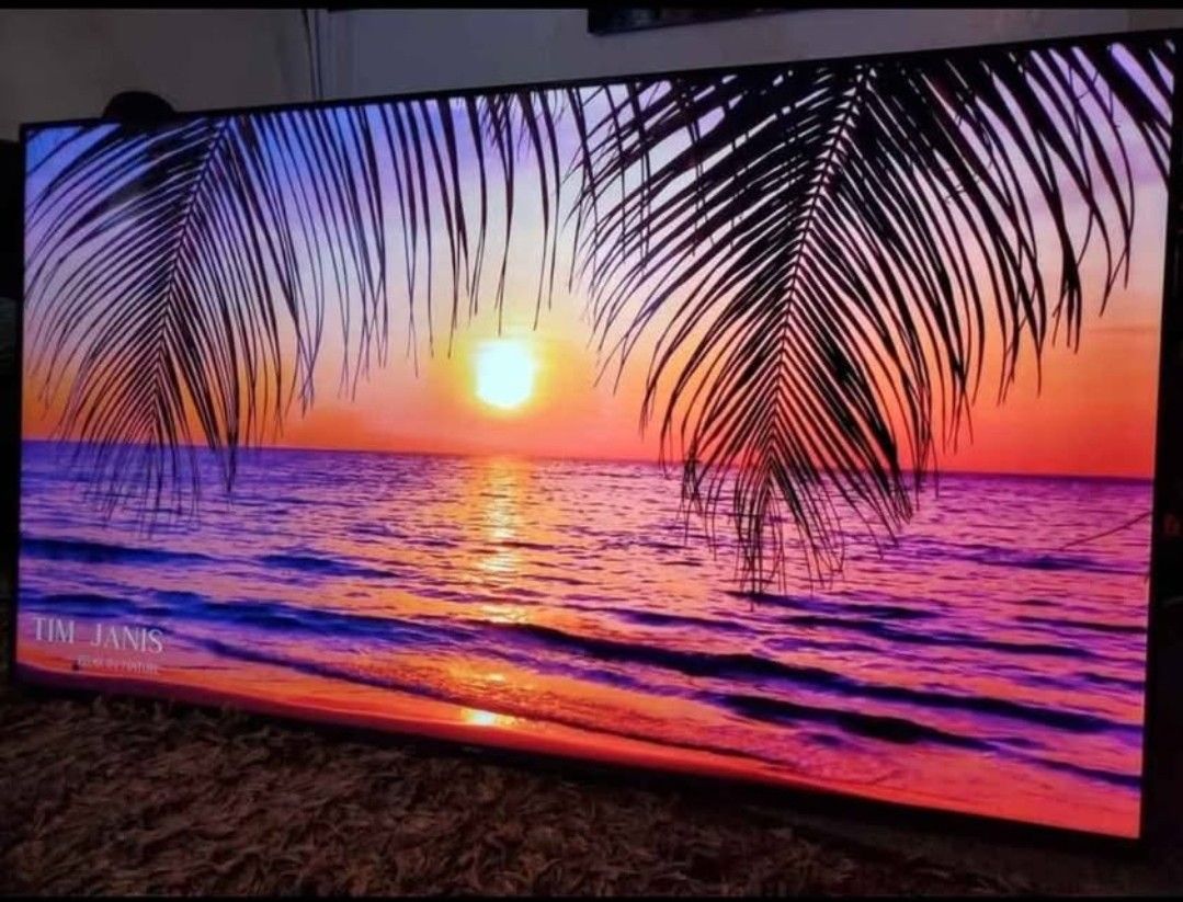 75" Roku Smart Tv 4k Great Condition Like New Stil Have The Legs. Great Quality Pic Come With Remote