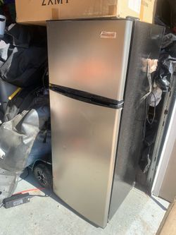 Bachelor College Visitor Fridge Refrigerator Frigidaire freezer