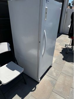 Standing deep freezer
