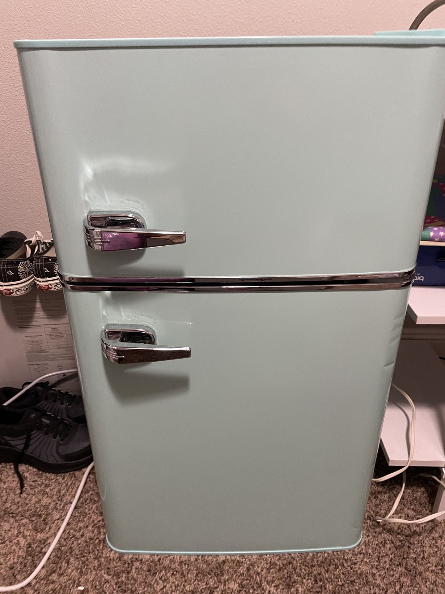 Retro Mini Fridge (3.1 cu. ft) With Freezer And Light