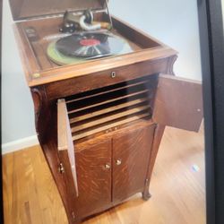 VICTOR VICTROLA Talking Machine from 1910