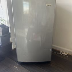 Magic chef 3.5 Ft Mini Fridge
