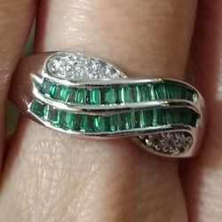 Very Pretty 😍 New Sterling Silver Green 💚 & White 🤍 Sapphire Ring 💍!