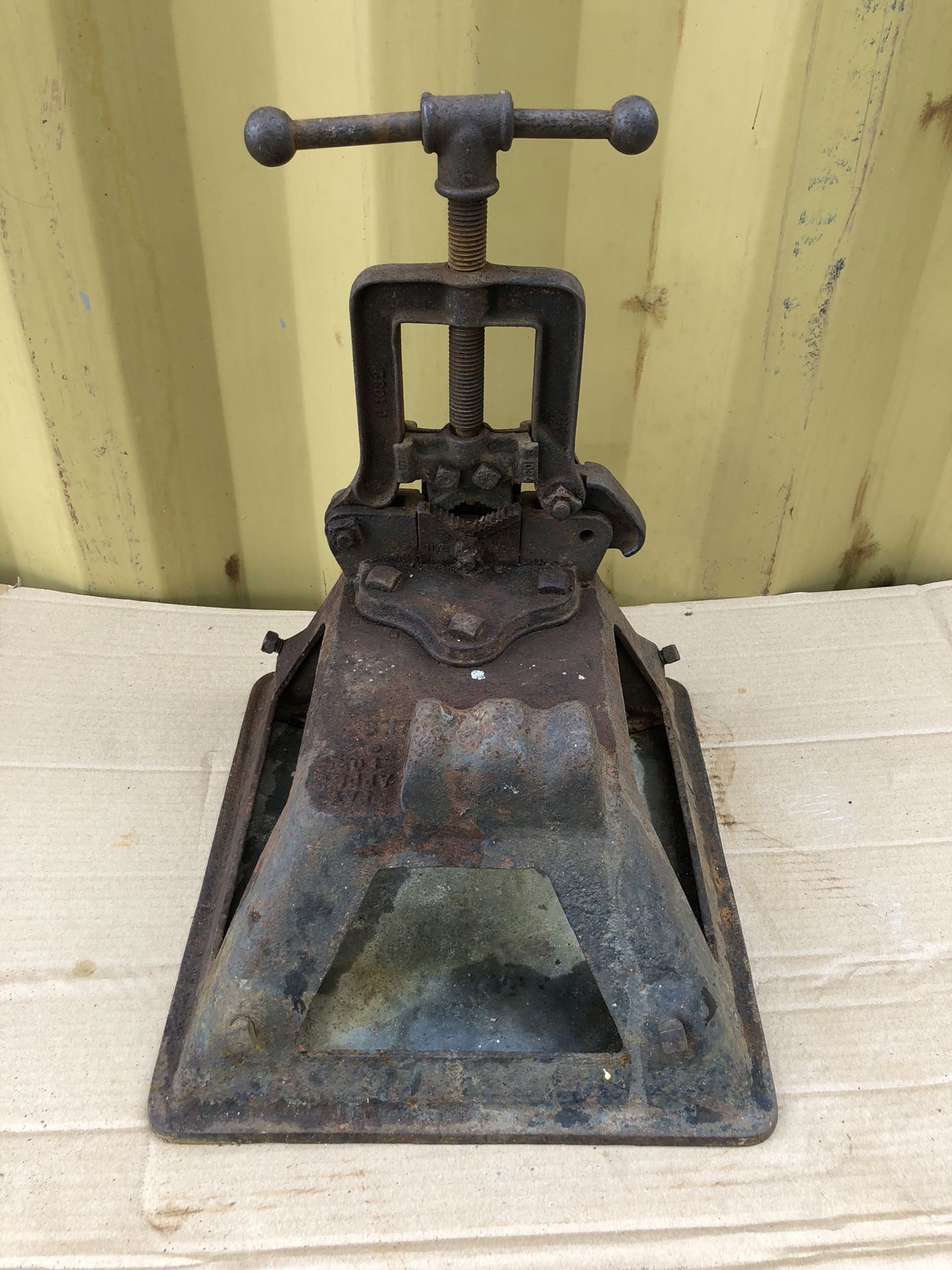 Antique pipe vise deals