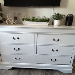 Dresser White